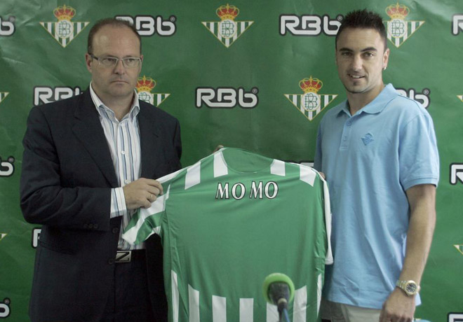 El Real Betis Balompi presenta al centrocampista canario Momo, procedente del Xerez, en presencia de su entrenador Pepe Mel.
