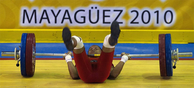 La colombiana Russmery Villarfalla en su intento de levantar ms kilos de los que poda durante una competicin celebrada en Mayagez (Puerto Rico).