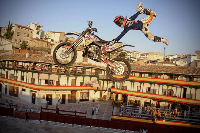 El freestyle espaol de motocross Dany Torres, realiza un salto durante un show celebrado en la plaza de toros de la localidad madrilea de Chinchn.