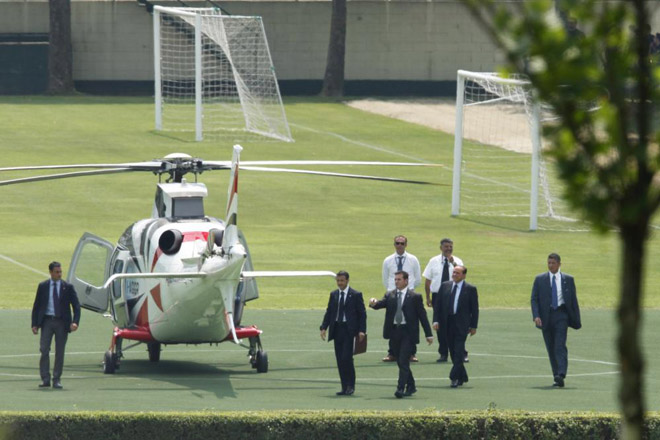 El presidente del AC Miln Silvio Berlusconi se presenta en helicptero en la primera sesin de pretemporada de su equipo en las instalaciones de la localidad de Carnago al norte de Italia.