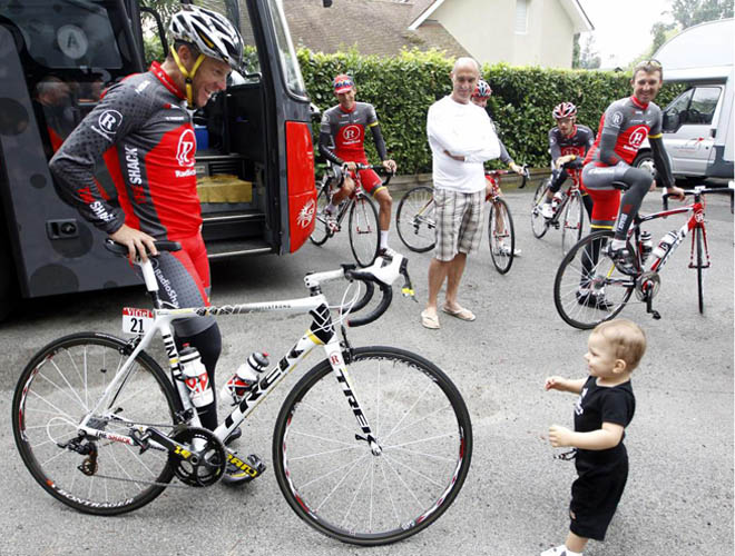 El norteamericano siete veces campen del tour de Francia, Lance Armstrong, mira con ternura a su hijo de un ao de edad, Max, en el da de descanso de la ronda gala.