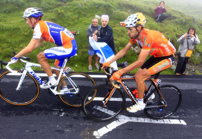 El asturiano del Euskaltel Euskadi sufri una cada despus del primer puerto del da que casi le deja fuera de la carrera, pero se repuso y al final sac unos segundos a Menchov para afianzar su tercer puesto en la general.