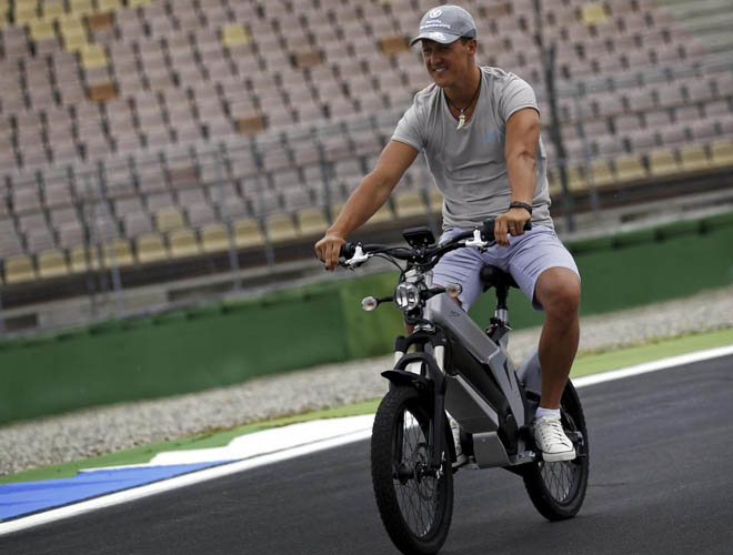 Schumacher est en casa en Hockenheim y se pasea por las pistas del trazado alemn con una amplia sonrisa encima de una bicicleta.