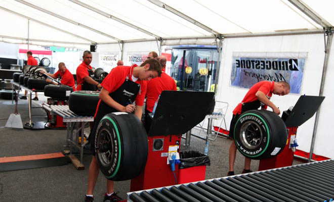 Los mecnicos de Bridgestone preparan las ruedas super blandas que utilizirn los coches en el circuito de Hockenheim.