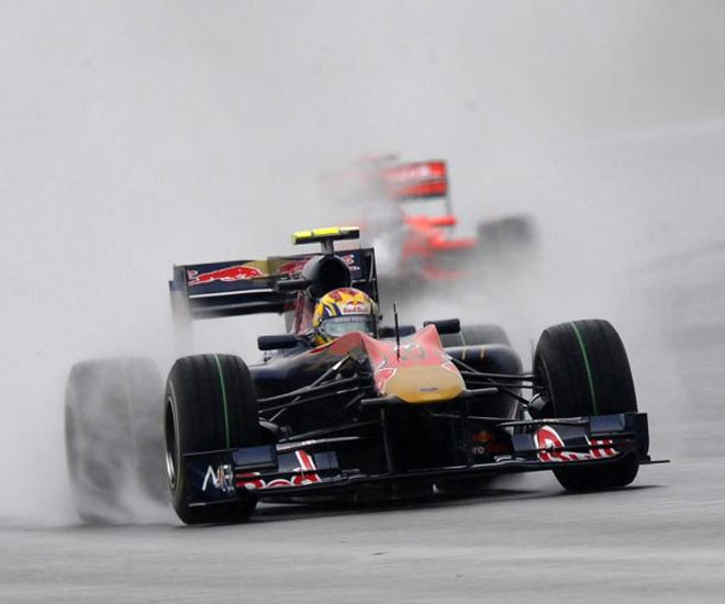 El lquido elemento apareci en Hockenheim y los pilotos lo acusaron. En la imagen, Jaime Alguersuari levanta el agua al paso de su Toro Rosso.