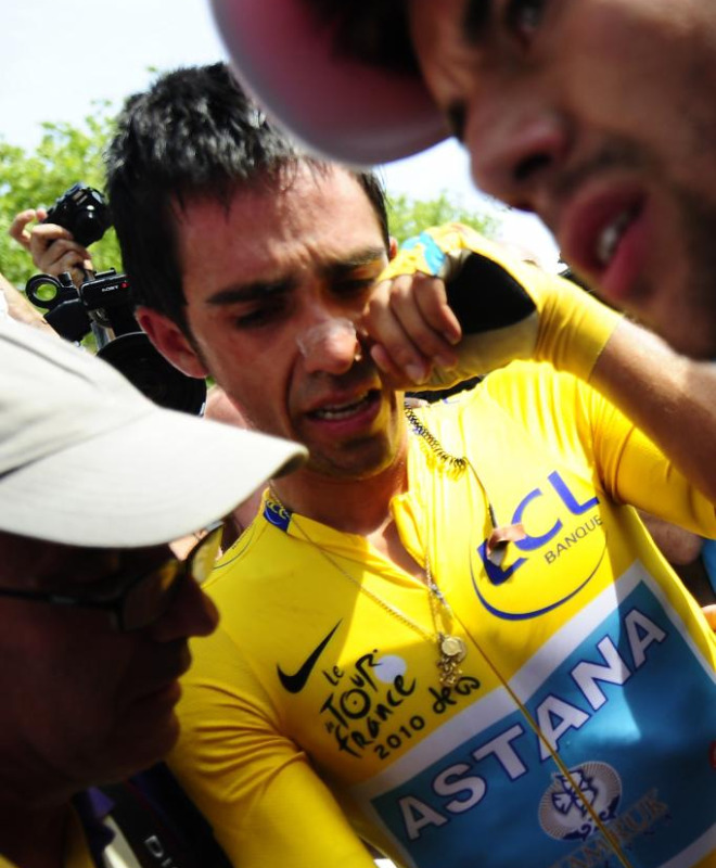 Alberto Contador rompi a llorar nada ms cruzar la lnea de meta.