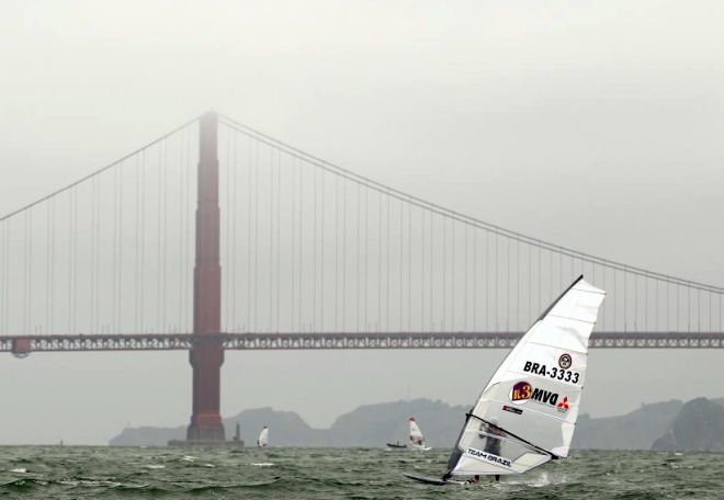 El famoso puente Golden Gate de San Francisco es testigo principal de la prueba US Windsurfing National Championships que se disput bajo una densa niebla.