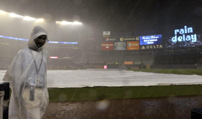 El partido de bisbol entre los equipos del New York Yankees y Kansas City Royals tuvo que suspenderse debido a las fuertes lluvias en la 'Gran Manzana'.