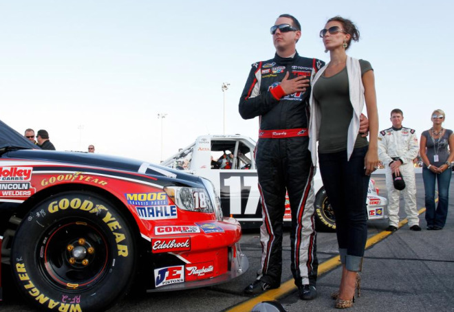 La bella Samantha Sarcinella, en compaa de su pareja Kyle Busch, piloto de NASCAR, antes de comenzar la carrera en el circuito de Indianapolis. Mxima concentracin antes de empezar escuchando el himno estadounidense.