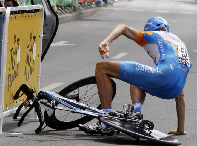 El ciclista belga del equipo Garmin, Johan Van Summeren, se ha cado en la salida de la contrarreloj que se est disputando entre las localidades de Bordeaux y Pauillac, en la decimonovna etapa del Tour de Francia.