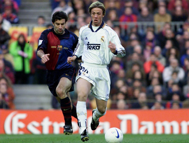 Guti siempre estaba especialmente motivado ante el Barcelona. En la imagen, el jugador madridista dirige la pelota ante la mirada del azulgrana Figo.