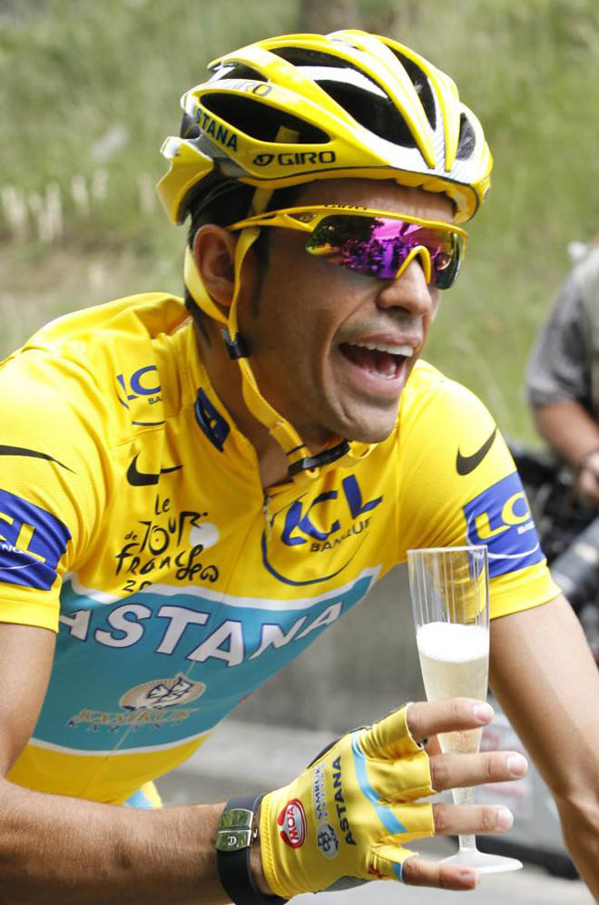 El ciclista de Pinto, Alberto Contador, celebra su tercer Tour de Francia con una copita de champagne como es tradicin en la ronda gala.