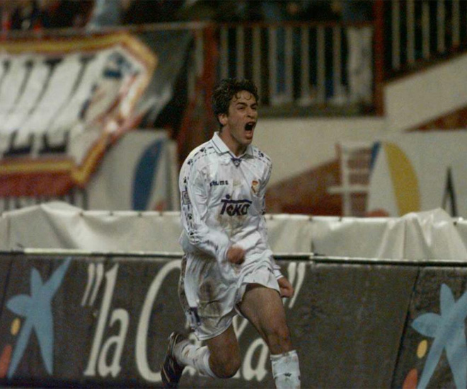 El 'Ral Madrid' gan 1-4 en el Manzanares y Ral hizo uno de los goles que recuerda con ms cario. Fue el segundo de su cuenta en el derbi. Se march de medio equipo y corri la banda del Caldern con la camiseta blanca.