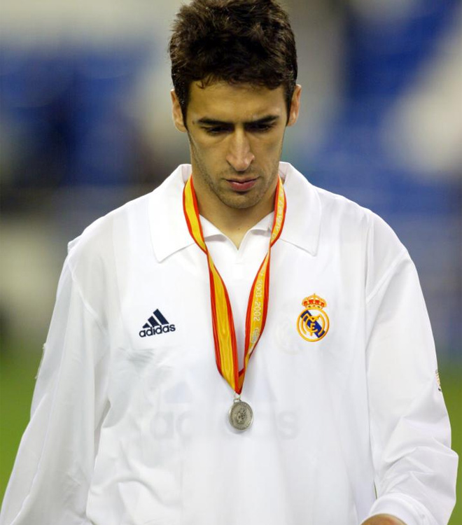 Ral se va del Madrid ganando todo menos la Copa del Rey, trofeo que siempre le dio la espalda. El 6 de marzo de 2002, el da del Centenariazo, lo tiene clavado en el corazn.