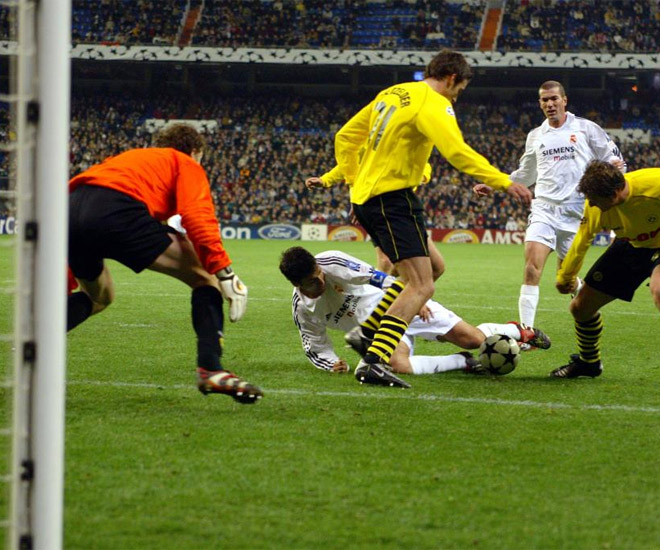 Este tanto contra el Dortmund explica lo que fue Ral en el Real Madrid. Estaba en el suelo y llev la pelota a las redes sin avisar.