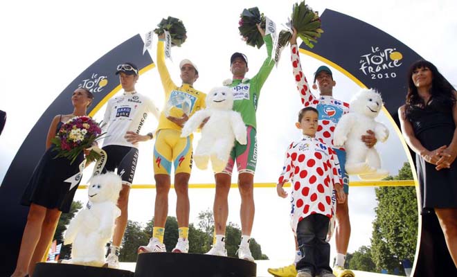 Los cuatro maillots de este Tour de Francia subieron a lo alto de los Campos Elseos para recibir el homenaje de toda la aficin.