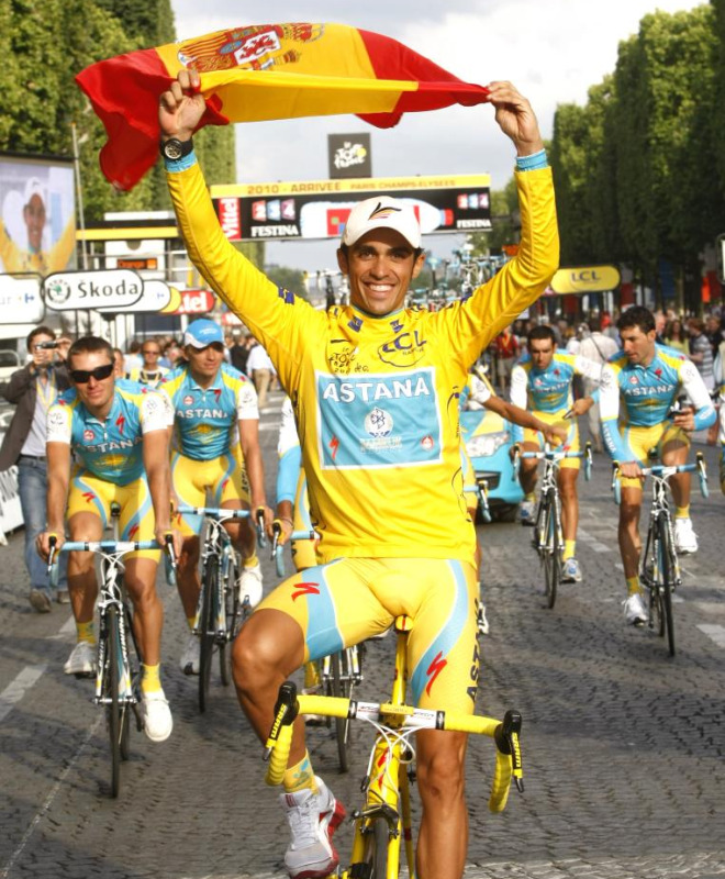 Como ya hiciera en el pasado, Contador sac su bandera de Espaa y la mostr por las calles de Pars para celebrar su nueva victoria.
