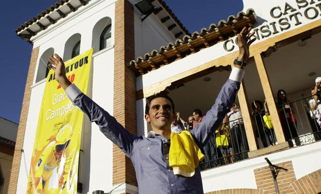 Contador rein ayer en Pars, pero a lo largo de todo el ao es el rey de Pinto, un pueblo que adora a su ciclista predilecto, tal y como demostr a su llegada a la localidad con el maillot amarillo.