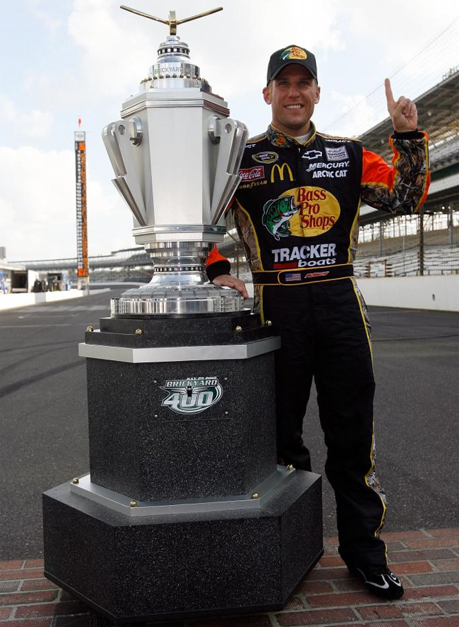 Jamie McMurray tiene un problema. El piloto se impuso en la NASCAR celebrada en Indianapolis y se llev este trofeo que seguro que no le entra en casa.