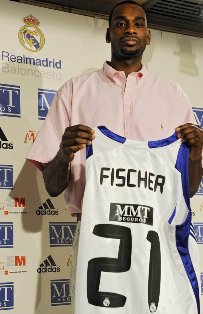 Es estadounidense, mide 2'11 y se llama D'Or Fisher. Este imponente pivot, procedente del Maccabi de Tel Aviv, llega al equipo de Messina para reforzar la zona blanca.