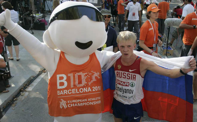 El joven ruso Stanislav Emelyanov, se ha impuesto en la primera prueba de estos Europeos de Barcelona, los 20 Km. marcha, sucediendo as al espaol Paquillo Fernandez. el marchador lo celebra con la mascota del torneo.