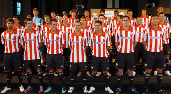 La primera plantilla del Athletic Club de Bilbao, ha presentado la nueva equipacin del conjunto vasco para la temporada 2010/2011.