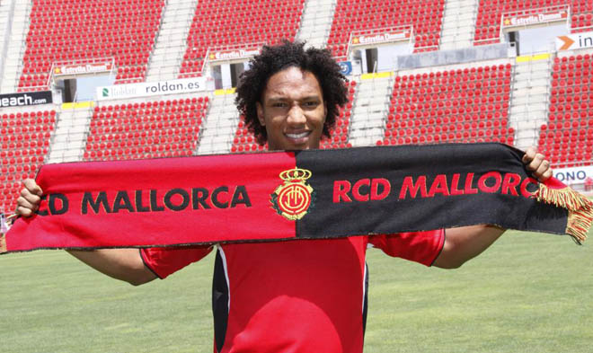 El RCD Mallorca ha presentado al centrocampista ofensivo canadiense Jonathan Alexander De Guzman, nuevo refuerzo bermelln para la temporada 2010/2011.