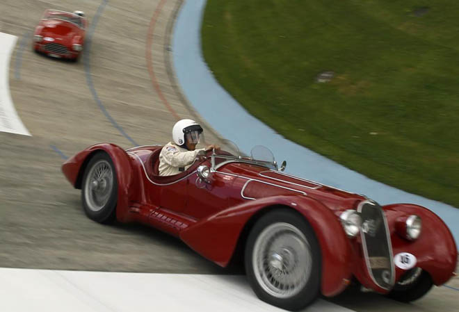 El piloto ruso Alexander Vonow, conduce un Alfa Romeo del ao 1939, durante la carrera de demostracin de coches antiguos, celebrada en la pista de ciclismo cubierto Offene Rennbahn de Zurich.