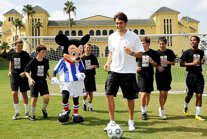 El jugador brasileo del Real Madrid Kak, juega con el ratn Mickey, en su visita a Disney World