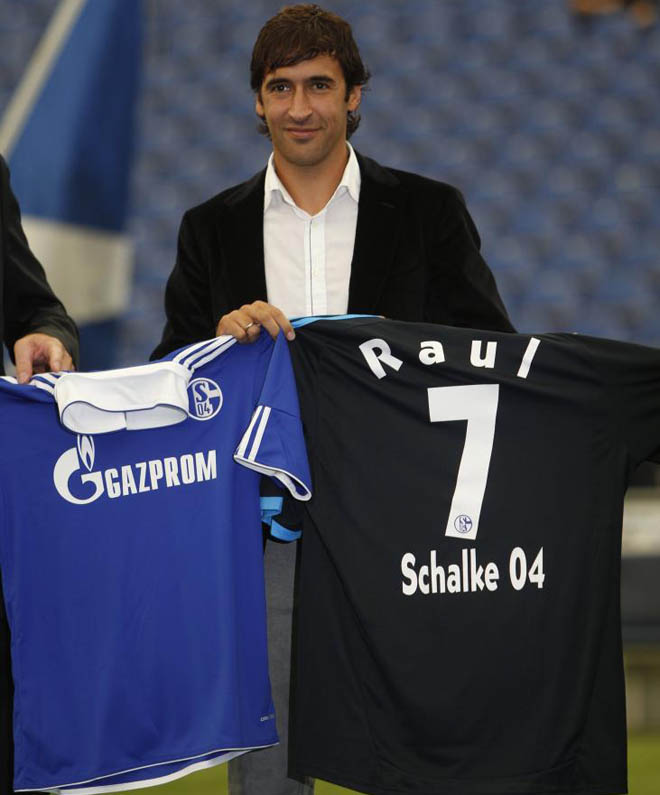 Ral posa para los medios germanos con la camieseta de su nuevo equipo, el Schalke 04 de la Bundesliga alemana. Como era de esperar, lucir el siete.