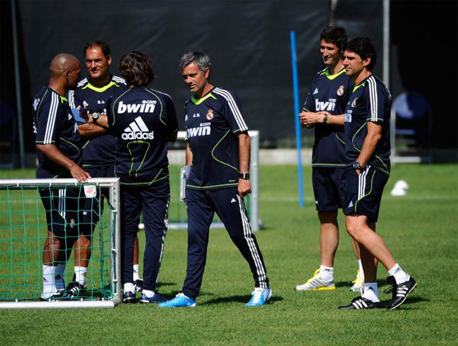 El cuerpo tcnico del Real Madrid al completo intercambi opiniones sobre el terreno de juego