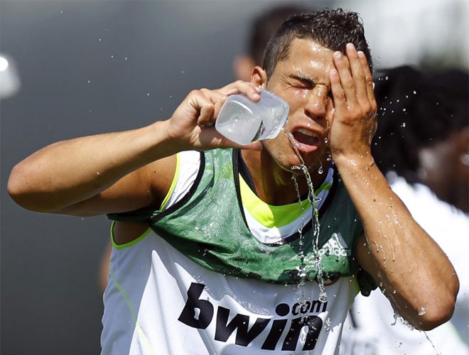 Cristiano Ronaldo tuvo que refrescarse despus del esfuerzo realizado en el primer entrenamiento del Real Madrid en el 'stage' de Los ngeles