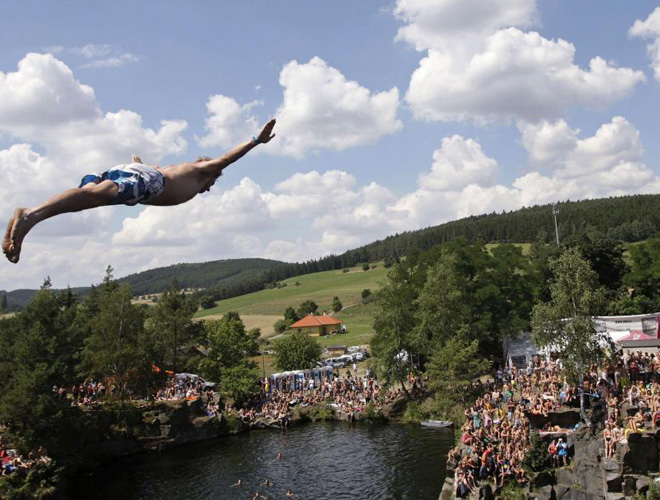 Uno de los participantes de la competicin de salto celebrada en el pueblo de Hrimezdice en la Repblica Checa el 31 de julio.