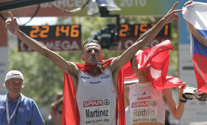 A sus 39 aos de edad, el atleta espaol Chema Martnez se ha hecho con la medalla de plata en el maratn poniendo un colofn de oro a su carrera.
