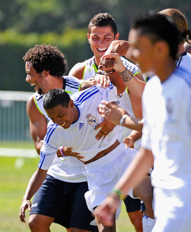 Varios jugadores del Real Madrid se divirtieron durante un acto con varios jvenes de Los ngeles. Cristiano Ronaldo no par de reir.