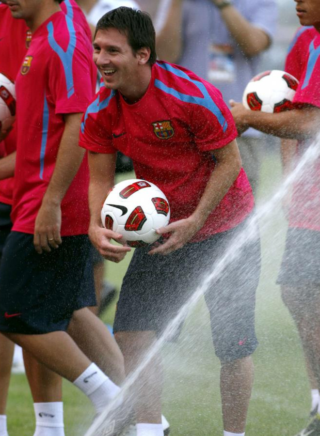 El argentino se divirti mojando a sus compaeros durante el entrenamiento del FC Barcelona.