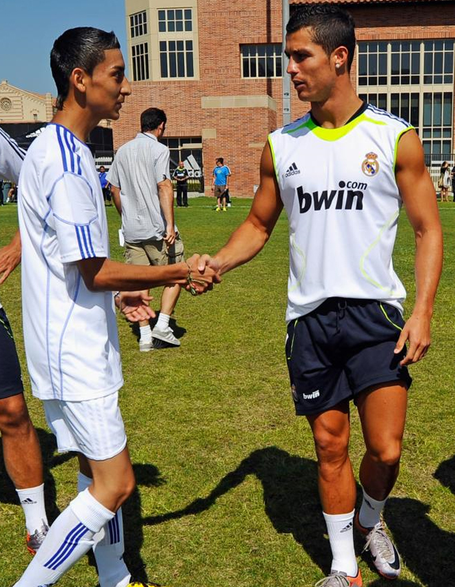 Cristiano Ronaldo salud a este chico que asisti al acto comercial en el que particip la plantilla del Real Madrid.