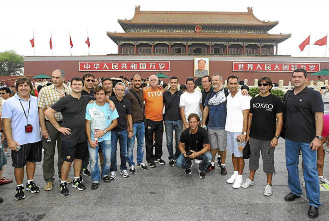 El equipo tcnico del F.C. Barcelona al completo, con Andoni Zubizarreta y Pep Guardiola a la cabeza, visitan la famosa Plaza de Tian'an Men, en Pekin.