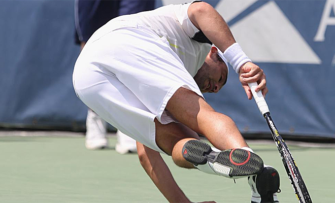El tenista chipriota Marcos Bagdhatis se lesion en esta accin durante su partido ante Xavier Malisse.