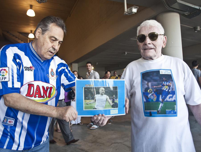 Dos aficionados recuerdan el gesto que tuvo Andrs Iniesta, en la final del Mundial 2010, cuando mostr una camiseta en honor a Jarque tras meter el gol de la victoria.