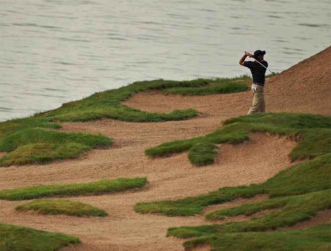 Los golfistas siguen preparndose para la 92 edicin de la PGA de golf. En esta imagen el sudafricano Charl Schwartzel intenta salir del bunker en el que se ha metido
