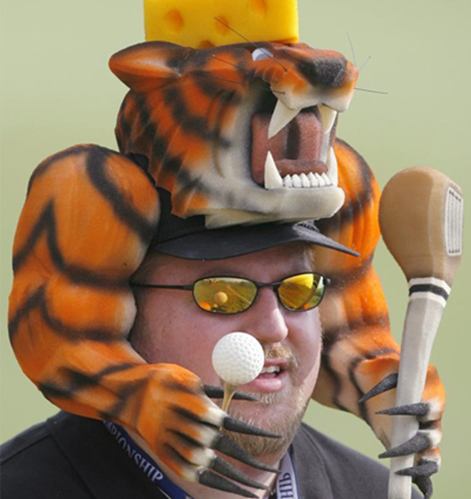 Tiger Woods cuenta con una legin de fans. Durante los entrenamientos de la PGA de golf un aficcionado le muestra todo su apoyo al "Tigre"