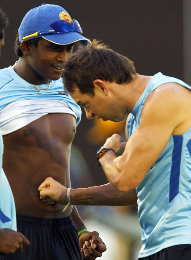 El jugador de criket de Sri Lanka Ajantha Mendis le pega un puetazo en el estmago al entrenador Jade Roberts, como motivacin, durante una sesin de entrenamiento en Dambulla.