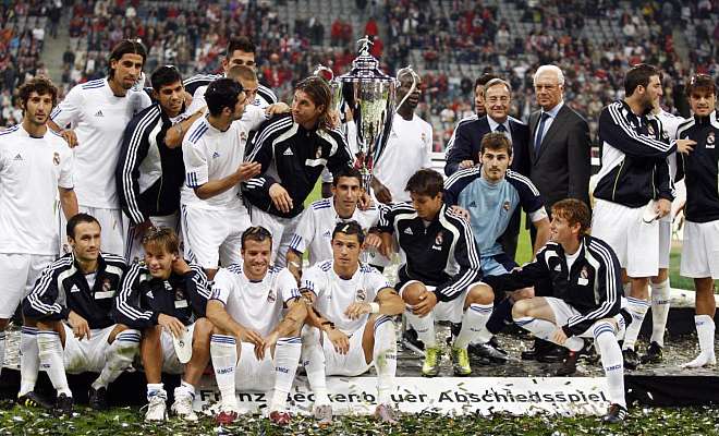 El Madrid se llev el trofeo con el que se premiaba al ganador del homenaje al Kaiser Franz Beckenbauer, que pos junto a los blancos y a Florentino Prez.