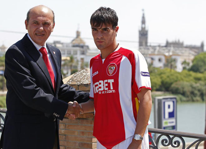El Sevilla ha presentado al centrocampista italiano Luca Cigarini, que posa junto al presidente hispalense, Jos Mara del Nido, en Triana.