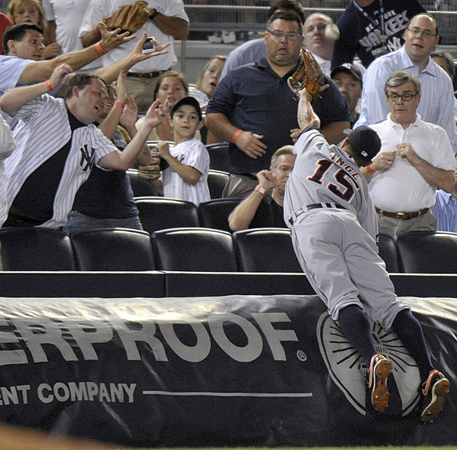 Brandon Inge, de los Detroit Tigers, no puede atrapar una bola durante la visita de su equipo a Nueva York para medirse con los Yankees en la MLB americana.