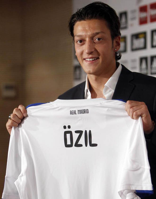 El internacional alemn Mesut zil ha sido presentado en rueda de prensa por el director deportivo del equipo blanco Joerge Valdano.