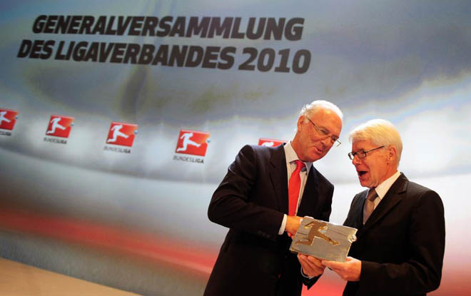 El presidente de la DFL (Deutsche Fussball Liga, Bundesliga), Reinhard Rauball, felicita al ex presidente del Bayern Munich, Franz Beckenbauer despus de haber sido elegido como miembro honor de la DFL, en una reunin de la liga en Berln.