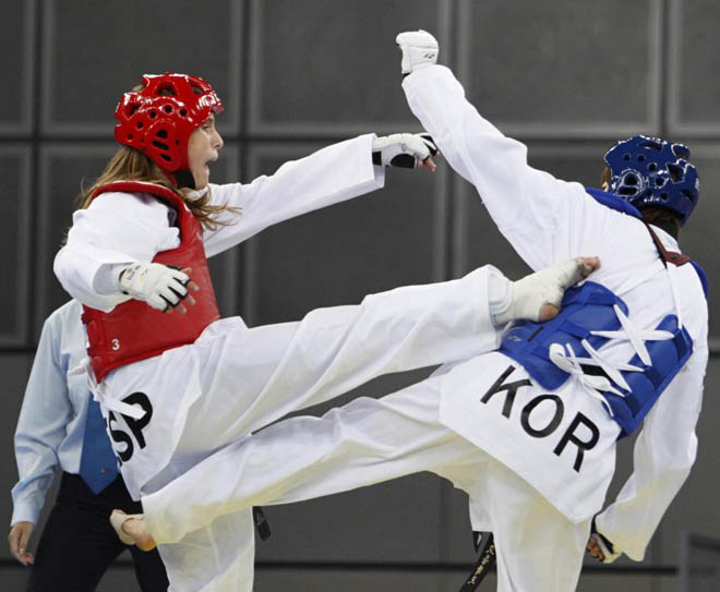La luchadora vasca Nagore Irigoien (de rojo) le da esta patada a la surcoreana Jeon Soo-yeon, durante las semifinales de taekwondo de mujeres con 63kg de los Juegos Olmpicos de la Juventud celebrados en Singapur.