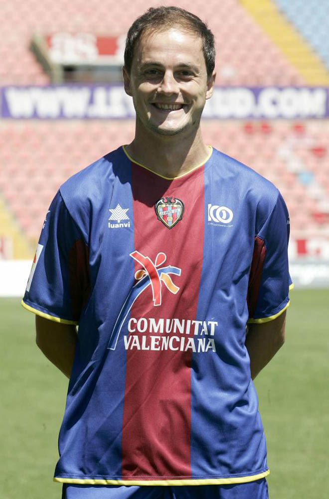 As de sonriente se muestra el defensa Nano despus de ser presentado como nuevo jugador del Levante.